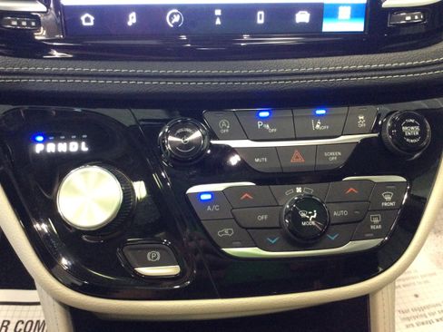 Used 2024 Chrysler Pacifica Limited w/ Trailer Tow Group image 35