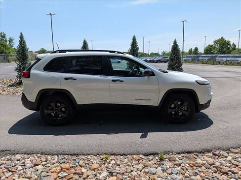 Used 2017 Jeep Cherokee Sport AWD/4WD image 6