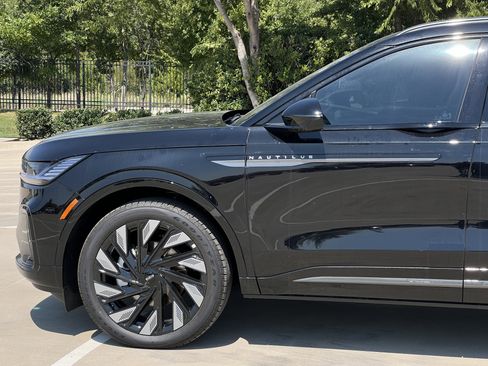 New 2025 Lincoln Nautilus Reserve w/ Jet Appearance Package image 5