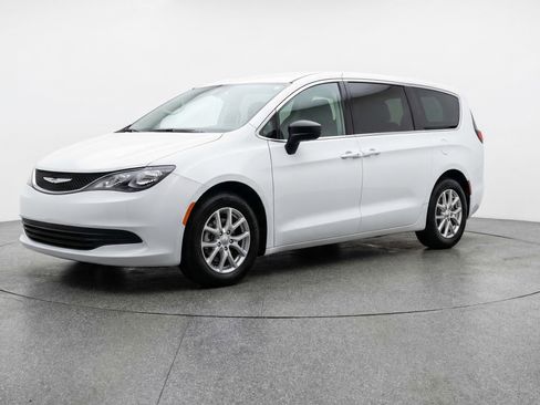 Used 2024 Chrysler Voyager LX FWD image 3