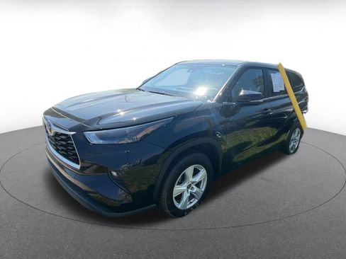 Used 2025 Toyota Highlander LE image 8