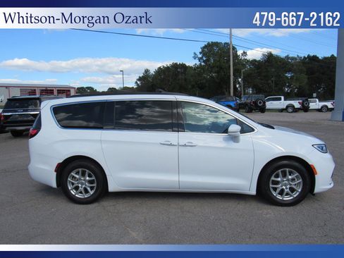 Used 2022 Chrysler Pacifica Touring-L image 16