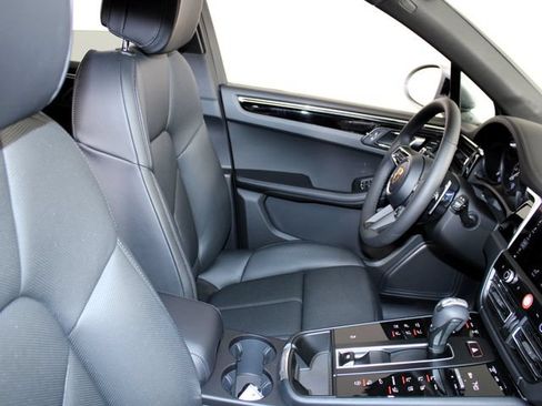 Certified 2026 Porsche Macan AWD/4WD image 27