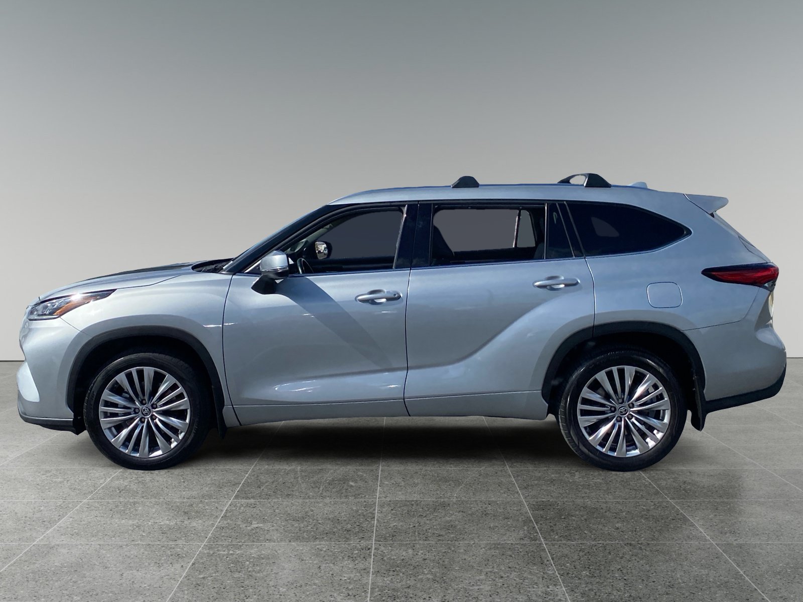 Used 2022 Toyota Highlander Platinum FWD image 2