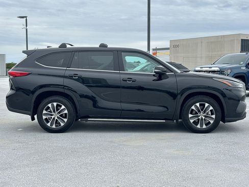 Used 2022 Toyota Highlander XLE image 6
