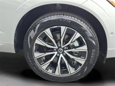 Certified 2025 Volvo XC60 B5 Plus image 8