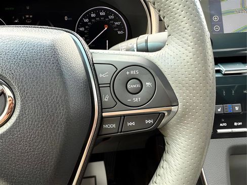 Used 2019 Toyota Avalon Limited image 16