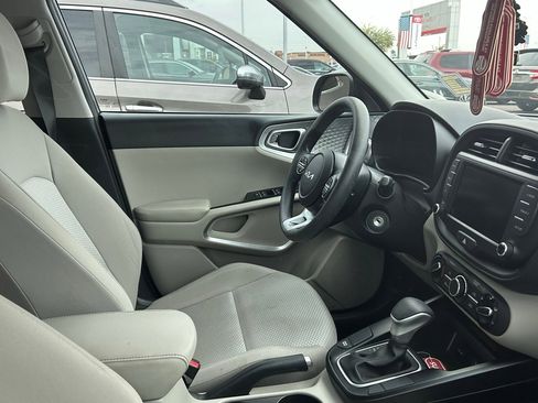 Used 2025 Kia Soul LX image 7
