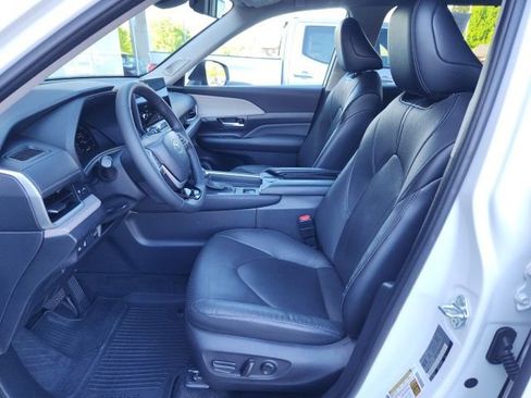 Used 2024 Toyota Grand Highlander AWD image 14