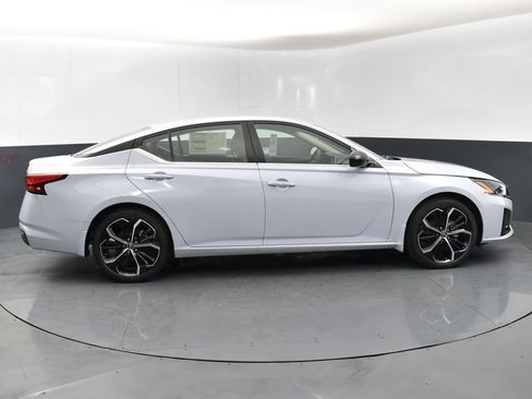 New 2025 Nissan Altima 2.5 SR image 8