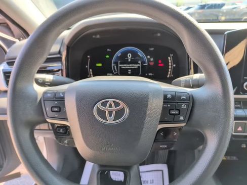 Used 2025 Toyota Camry LE image 18