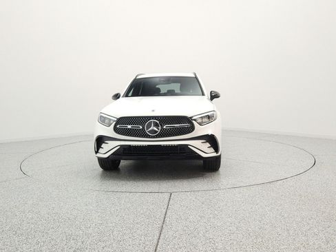 Used 2025 Mercedes-Benz GLC 350e 4MATIC image 2
