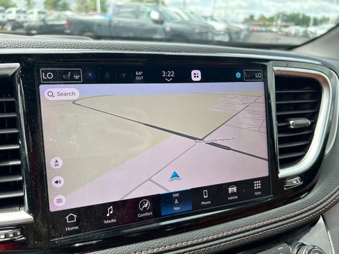 Used 2024 Chrysler Pacifica Pinnacle FWD image 18