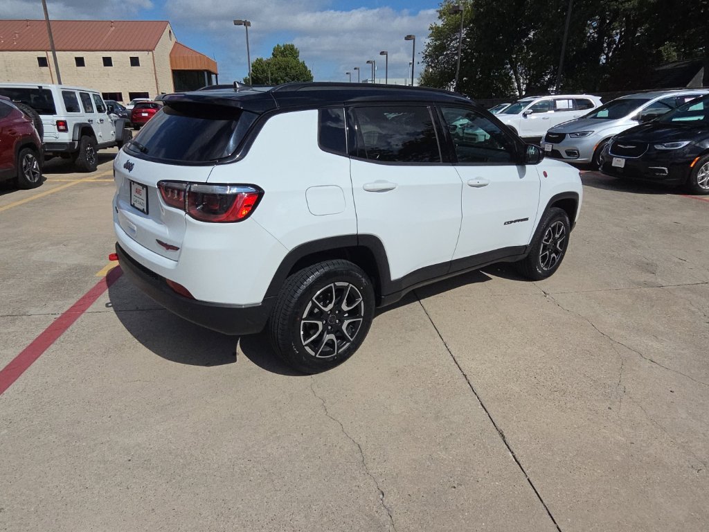 Used 2025 Jeep Compass Trailhawk AWD/4WD image 7