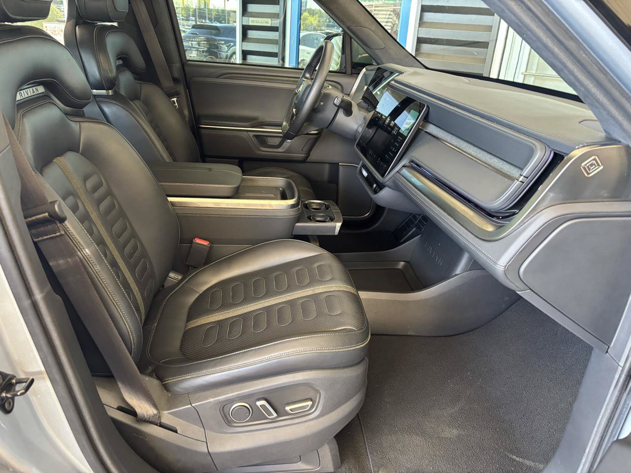 Used 2025 Rivian R1S Adventure Dual AWD/4WD image 18