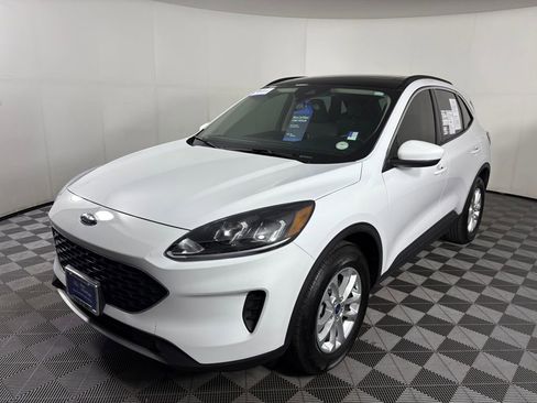 Certified 2020 Ford Escape SE image 3