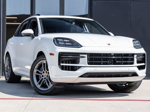 Used 2025 Porsche Cayenne image 6