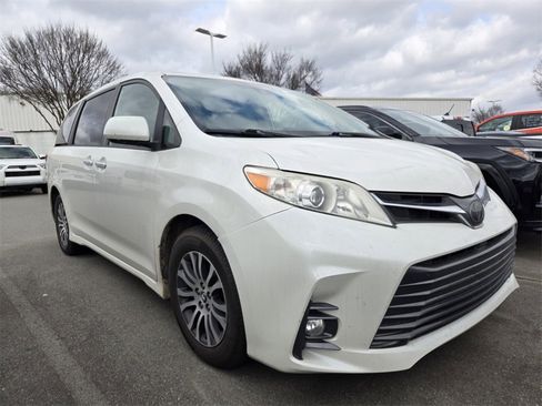 Used 2019 Toyota Sienna XLE w/ XLE Navigation Package image 10