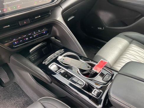 Used 2022 Buick Envision Avenir w/ Technology Package II FWD image 19