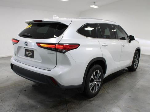 Used 2022 Toyota Highlander XLE image 9