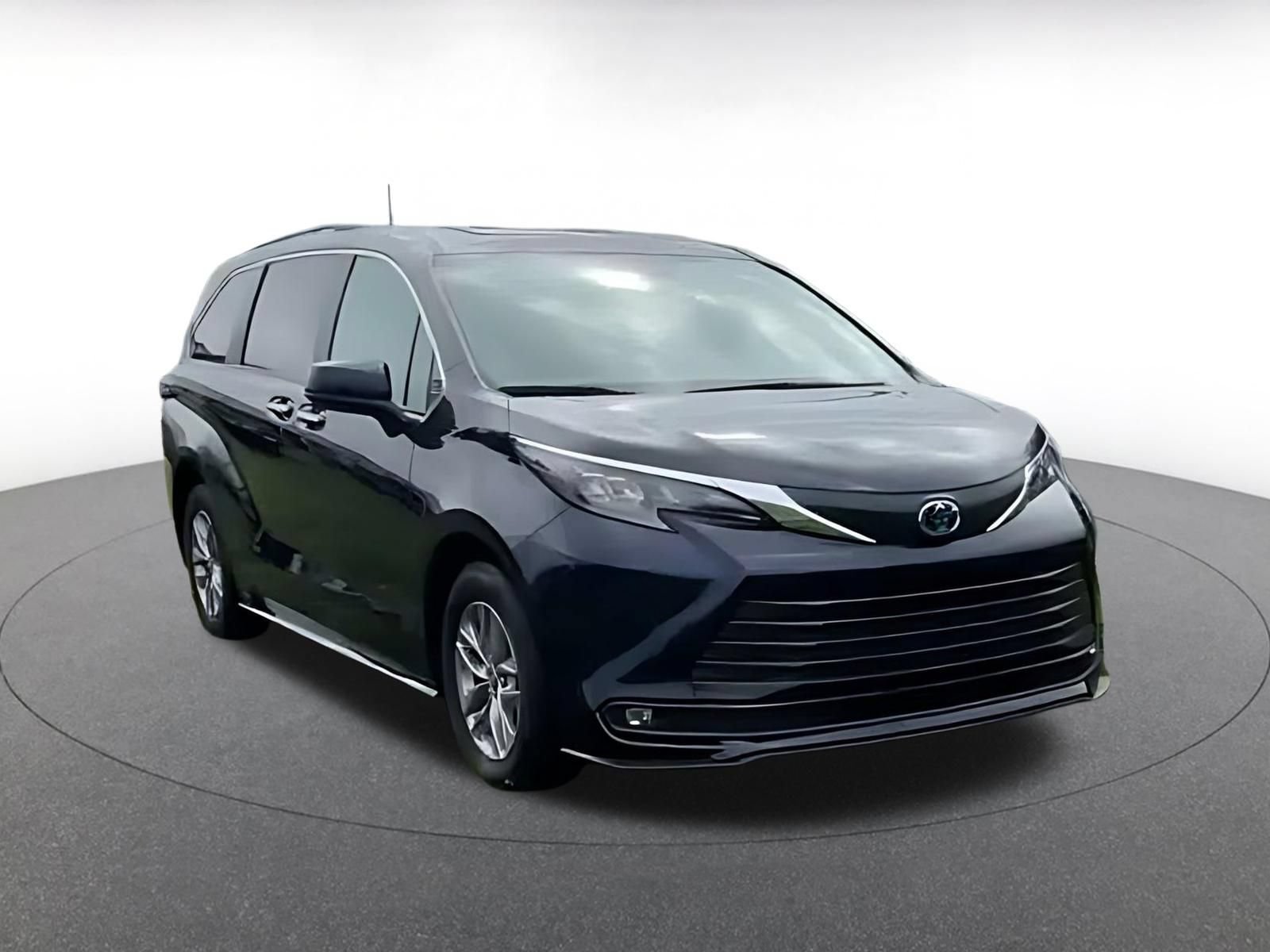 Used 2025 Toyota Sienna XLE FWD image 2