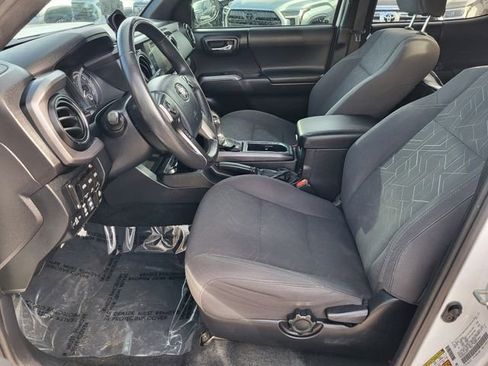 Used 2018 Toyota Tacoma TRD Off-Road image 15
