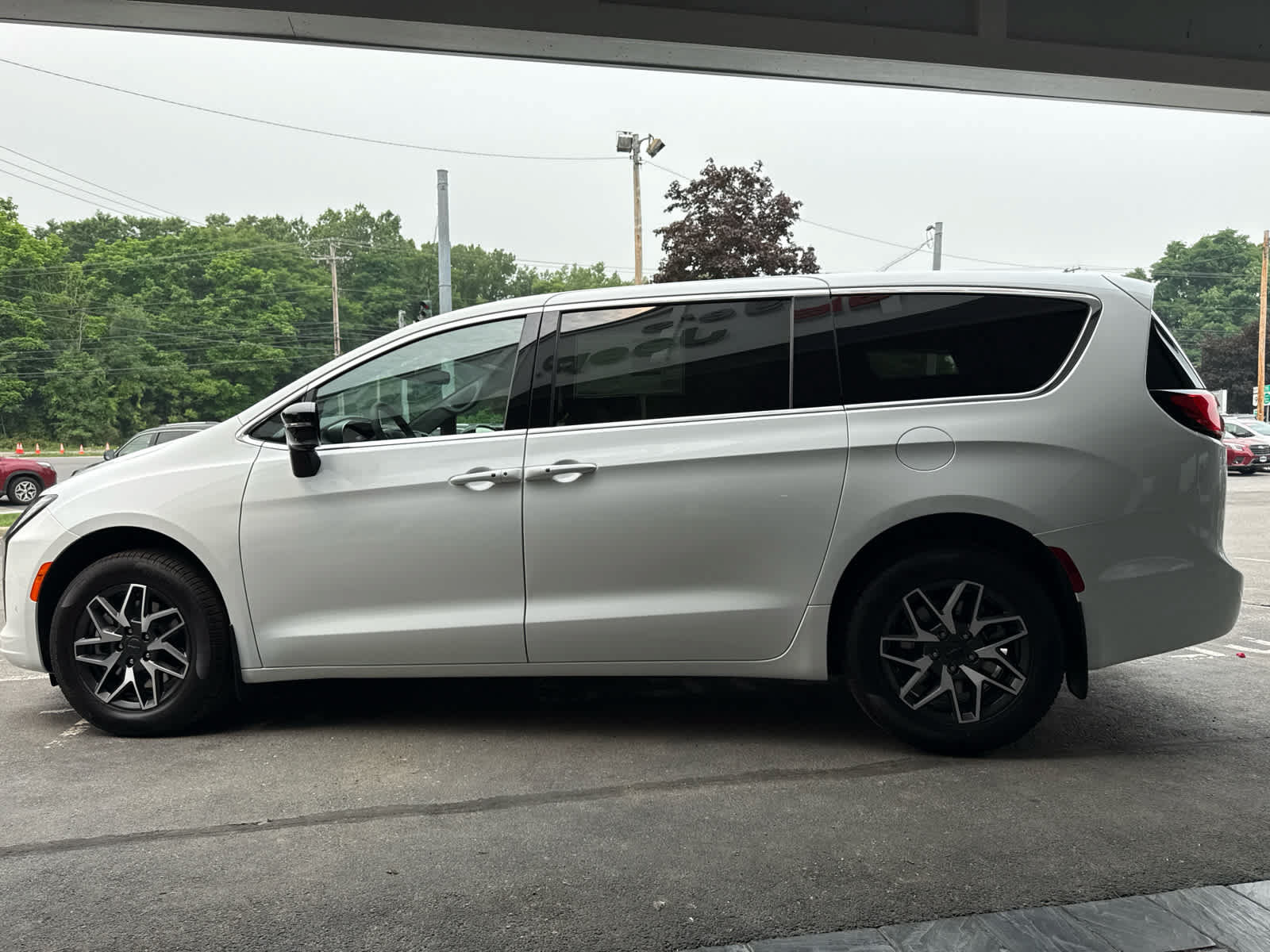 New 2027 Chrysler Pacifica Limited AWD/4WD image 4
