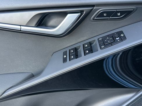 Used 2023 Kia Niro SX Touring image 8