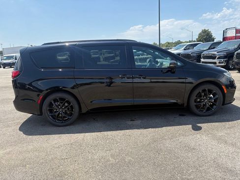 Used 2025 Chrysler Pacifica Limited FWD image 9