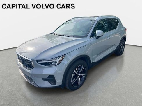 Used 2025 Volvo XC40 B5 Core AWD/4WD image 1