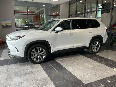 Certified 2024 Toyota Grand Highlander AWD image 3