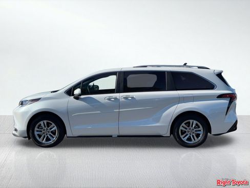 Used 2025 Toyota Sienna Limited image 2