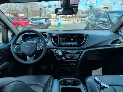 Used 2025 Chrysler Pacifica Select image 15