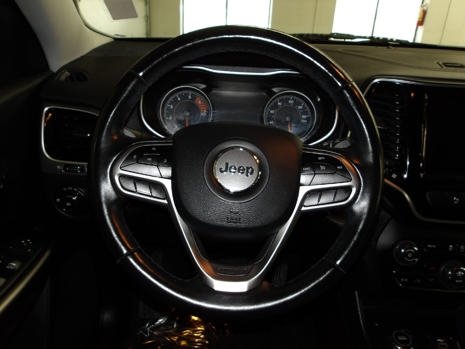Used 2020 Jeep Cherokee Limited AWD/4WD image 14