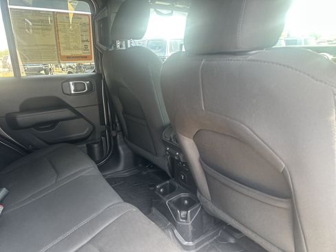 Used 2020 Jeep Wrangler Unlimited Sahara AWD/4WD image 27