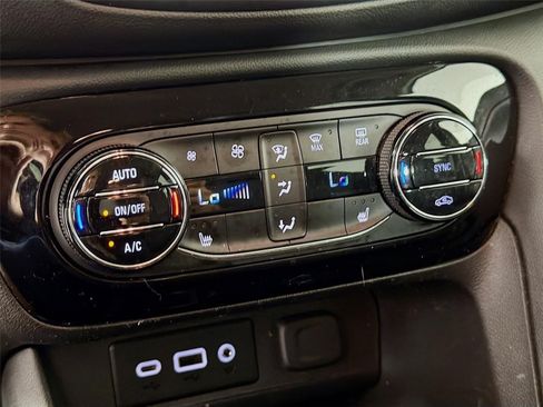 Certified 2023 Buick Encore GX Select FWD image 17