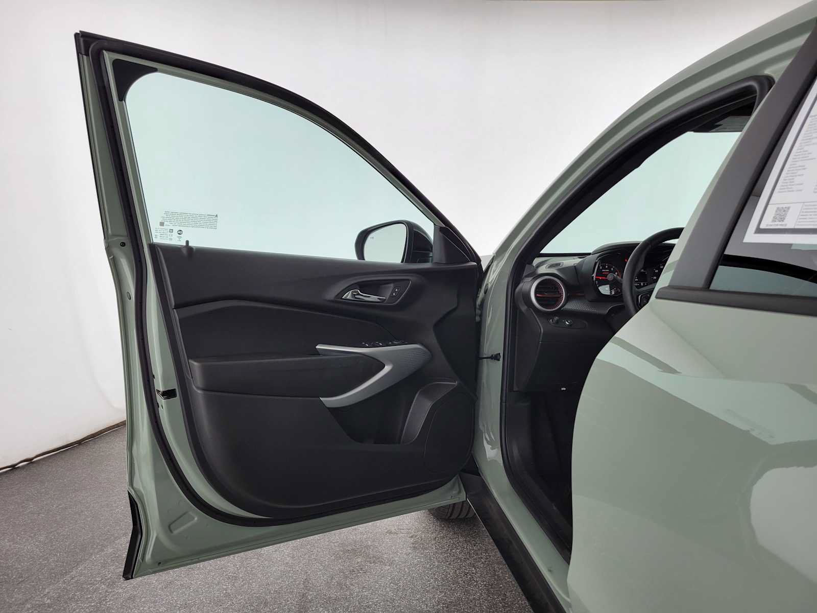 Used 2024 Chevrolet Trax RS FWD image 19
