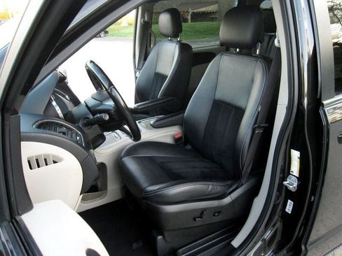 Used 2018 Dodge Grand Caravan SXT image 18