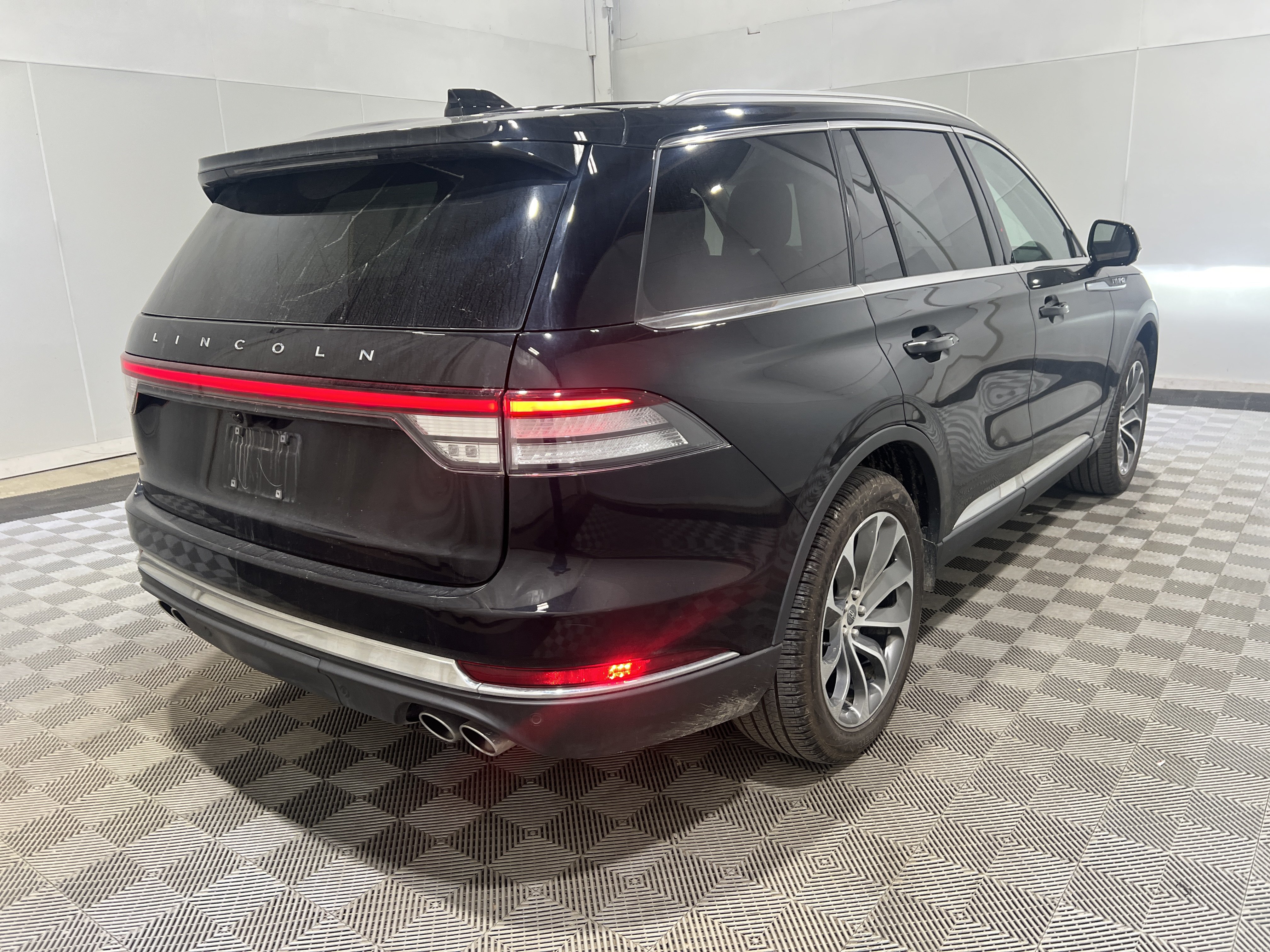 Used 2025 Lincoln Aviator Reserve AWD/4WD image 3