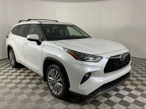 New 2026 Toyota Highlander Platinum image 1