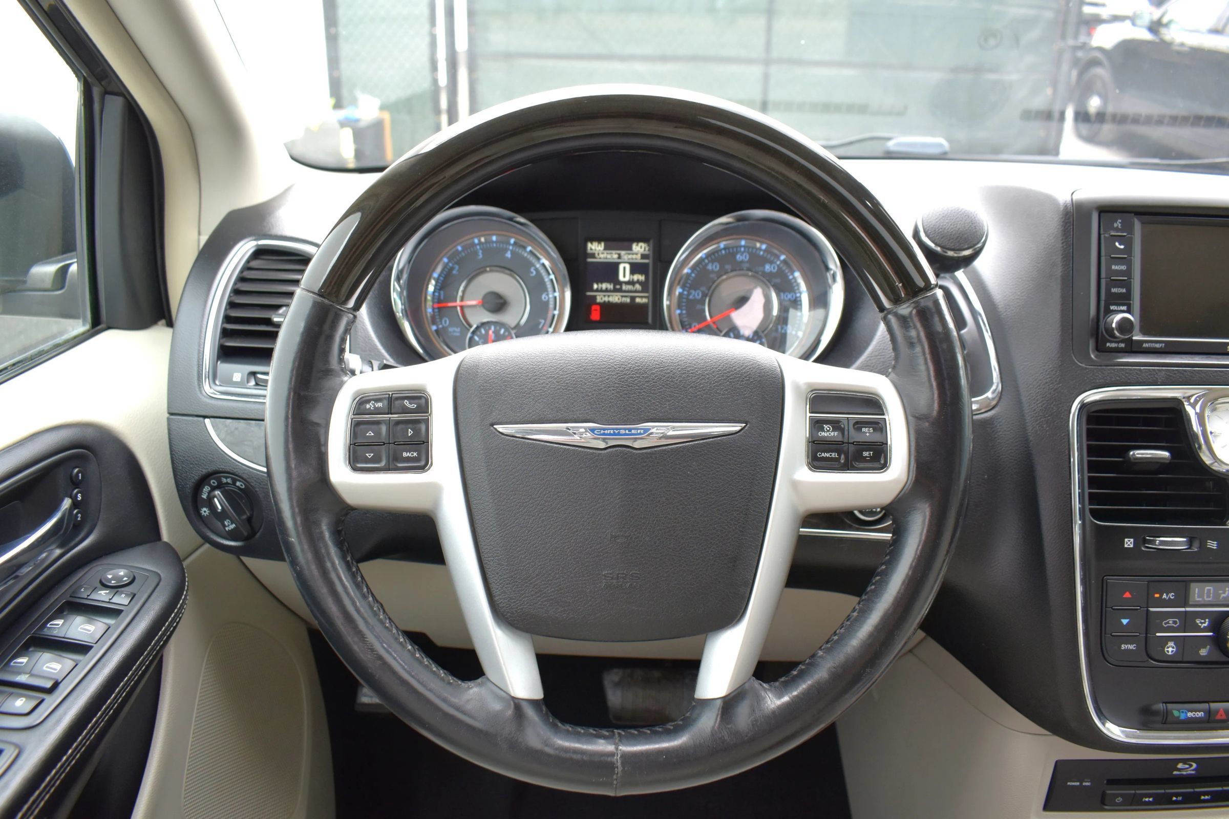 Used 2014 Chrysler Town & Country Limited w/ Luxury Group FWD image 15