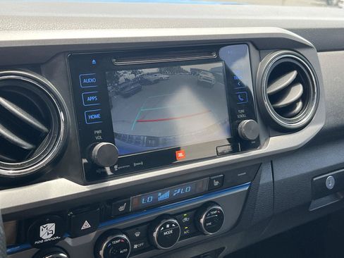Used 2017 Toyota Tacoma TRD Sport AWD/4WD image 36