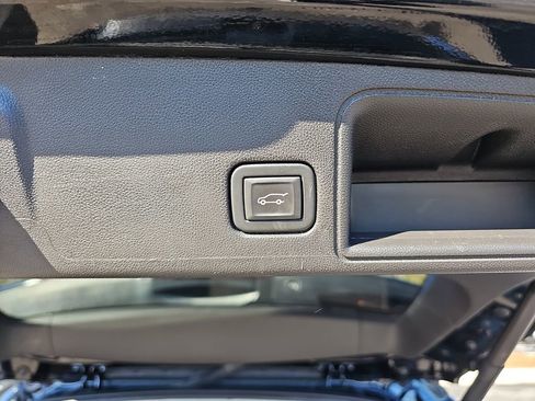 Used 2024 GMC Terrain SLT image 17