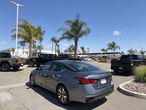 Used 2022 Nissan Altima 2.5 SV FWD image 6