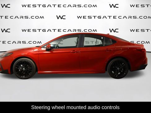 Used 2025 Toyota Camry SE image 5
