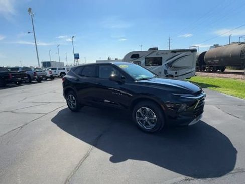 Used 2025 Chevrolet Blazer LT AWD/4WD image 2