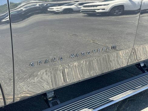 Used 2025 Jeep Grand Wagoneer Series III w/ Rear Seat Video Group 1 AWD/4WD image 14