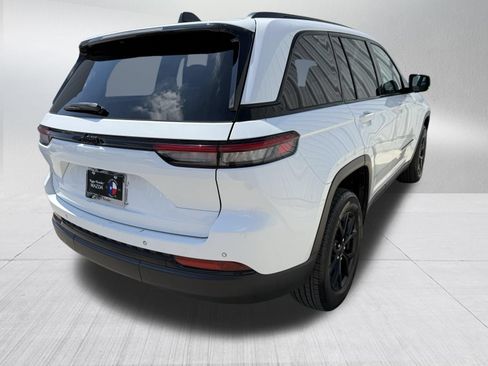 Used 2024 Jeep Grand Cherokee Altitude RWD image 9