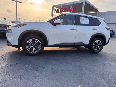 Used 2023 Nissan Rogue SV FWD image 2