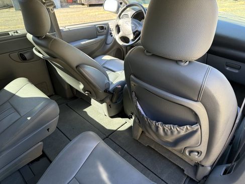 Used 2006 Chrysler Town & Country Touring image 82